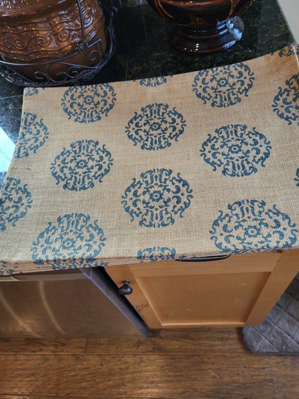NWOT 8 - 100% Jute placemats with Blue pattern!! Good size at 19 in by 14 in